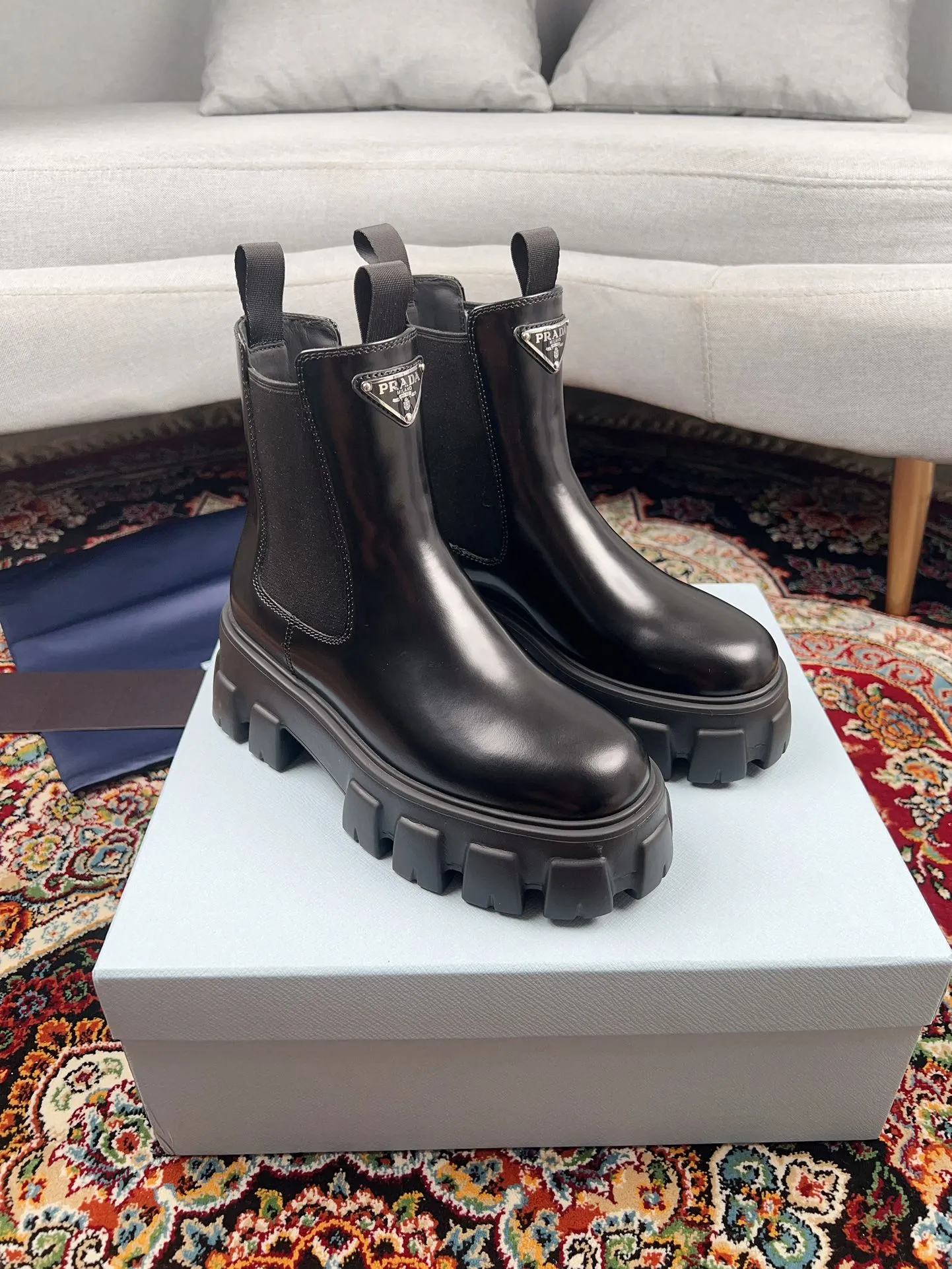 Factory direct sales p560🐘🐘Women's shoes Women's clothing Factory direct sales pRADA Prada platform platform thick-soled pocket triangle logo couple boots Original 1:1 customization, many Internet celebrities have used it, these shoes, cowhide color matching, injection molded triangle letters luogo craftsmanship, very popular this year, can be worn for leisure and sports... ❶Fabric: Customized open edge beads ➕Injection molded triangle logo ❷Inner lining: Customized cowhide ❸Feet: customized cowhide ❹Outsole: original molded foam combination outsole ❺Sole thickness: 6cm ❻Number of sizes: women's 35-40
